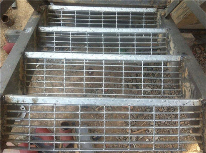Hot Dipped Galvanized Steel Stair Treads Grating For Ship Workshops Equipment